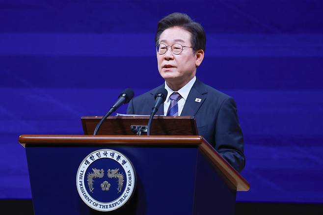 이재명 대통령이 13일 서울 강남구 코엑스에서 열린 2025 세계정치학회(IPSA) 서울총회 개막식에서 기조연설을 하고 있다./뉴시스