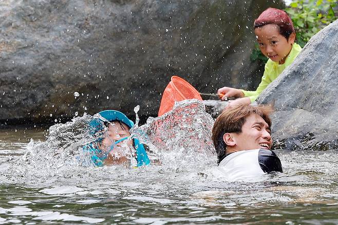 절기상 본격적인 더위가 시작된다는 소서(小暑)인 지난 7일 경기 광주시 남한산성 계곡에서 한 가족이 물놀이를 즐기고 있다. /연합뉴스