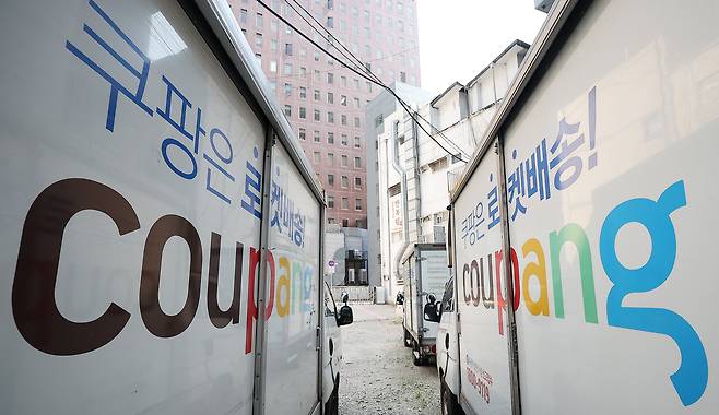 서울 중구의 한 주차장에 쿠팡 배달 차량이 주차돼 있다. /뉴스1