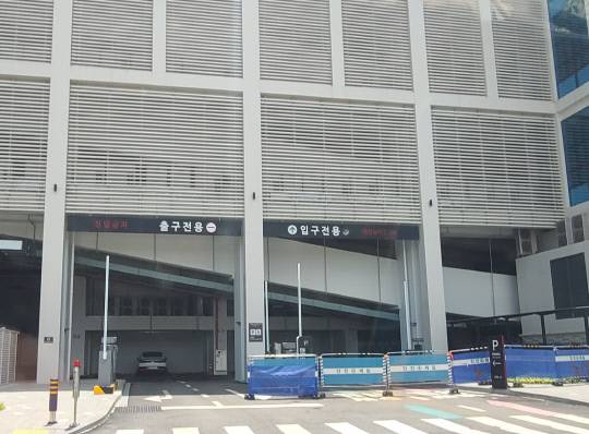 아산시 탕정면의 민간지식산업센터 플렉스온 입구 모습. 입구가 기림막으로 막혀 있다. 윤평호 기자