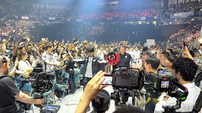 12일(현지시간) 캐나다 밴쿠버 퍼시픽 콜리시엄에서 열린 2025 미드 시즌 인비테이셔널(MSI)에서 '쵸비' 정지훈이 입장하고 있다. ⓒ데일리안 황지현 기자