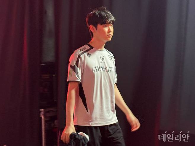 12일(현지시간) 캐나다 밴쿠버 퍼시픽 콜리시엄에서 열린 2025 미드 시즌 인비테이셔널(MSI)에서 '쵸비' 정지훈이 3세트 종료 후 이동하고 있다. ⓒ데일리안 황지현 기자