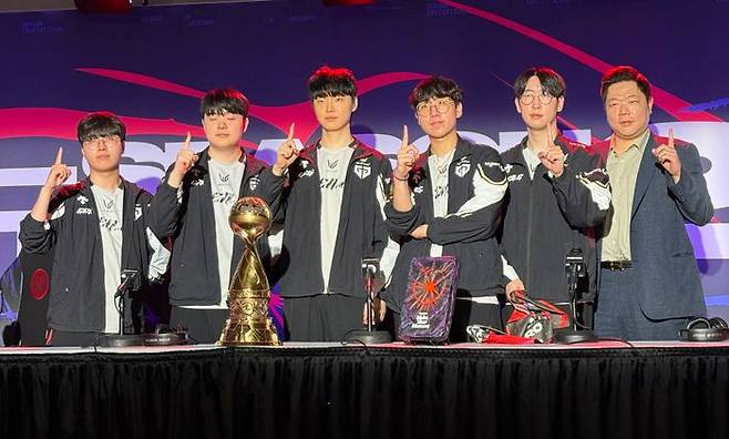 젠지는 12일(현지시간) 캐나다 밴쿠버 퍼시픽 콜리시엄에서 열린 2025 미드 시즌 인비테이셔널(MSI) 결승전에서 T1과의 풀세트 대결 끝에 3대 2로 승리한 후 진행된 기자회견에서 기념촬영을 진행하고 있다. ⓒ데일리안 황지현 기자