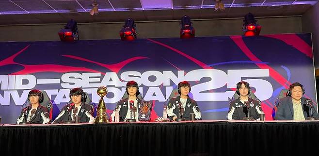 젠지 선수단은 12일(현지시간) 캐나다 밴쿠버 퍼시픽 콜리시엄에서 열린 2025 미드 시즌 인비테이셔널(MSI) 결승전 경기가 끝난 뒤 기자회견을 진행하고 있다. ⓒ데일리안 황지현 기자