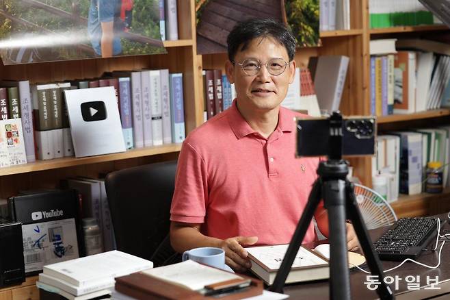 고성춘 변호사는 국세청이 채용한 첫 변호사였다. 2003년부터 만 5년간 서울지방국세청 법무과장으로 재직하며 법무와 조세소송을 지휘했다. 이 기간 조세불복사건 결재 책임자로서 억울함을 호소하는 납세자들의 문제제기에 수많은 인용결정을 하기도 했다. ‘법의 정신은 규제가 아니라 구제에 있다’는 신조를 갖고 있다.  변영욱 기자 cut@donga.com