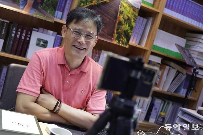 근래에는 생방송으로만 운영하는 유튜브 방송은 바로 이곳에서 정기적으로 운영한다. 장비 욕심은 없어서 그냥 휴대전화를 활용한다고.  변영욱 기자 cut@donga.com