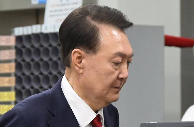 12·3 비상계엄과 관련해 특검 수사를 받는 윤석열 전 대통령이 9일 밤 서울중앙지법에서 두 번째 구속 전 피의자심문(영장실질심사)을 마친 뒤 대기장소인 서울구치소로 이동하고 있다. 2025.7.9. 뉴스1