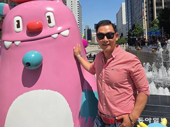 조호성 서울시청 감독이 서울시 마스코트 옆에서 포즈를 취했다. 이헌재 기자