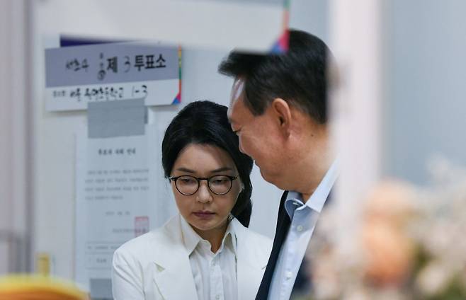 윤석열 전 대통령과 김건희 여사가 3일 서울 서초구 원명초등학교에 마련된 서초구 제3투표소에서 투표를 하기 위해 줄을 서 있다.  2025.6.3/사진공동취재단