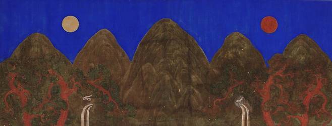 벽에는 경복궁 근정전의 어좌 뒤에 설치돼 조선 왕권의 상징이었던 ‘일월오봉도’가 있다. 사진 출처 국립고궁박물관