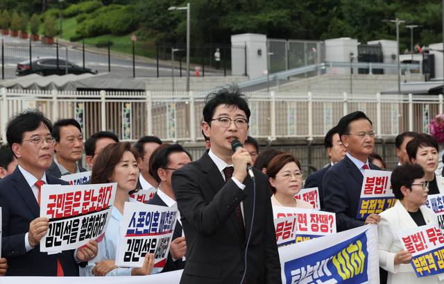 주진우 국민의힘 의원이  지난 7월1일 서울 용산 대통령실 앞에서 열린 현장 의원총회에서 김민석 국무총리 후보자 인준 강행을 비판하는 발언을 하고 있다.<연합뉴스 사진>