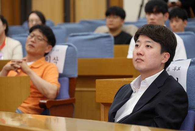 이준석 개혁신당 의원이 13일 국회 의원회관에서 전당대회 1차 토론회에 참석해 있다. [연합뉴스]