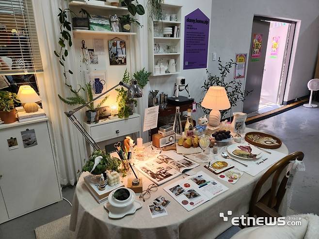 라이프집 팝업스토어 B동 홈카페 풍경. 뒤쪽에 두개의 커피캡슐을 추출할 수 있는 LG 듀오보가 비치돼있다. (사진=김신영 기자)