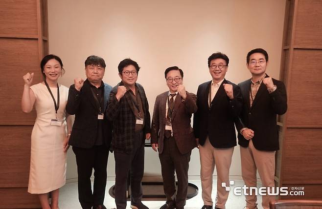 지난 11일 부산 아난티 L.P크리스탈 아르센홀에서 열린 'HIMSS CXO 서밋' 전자신문 특별 좌담회에서 왼쪽부터 김지혜 HIMSS코리아 지사장, 박홍석 고려대의료원 의학지능정보본부장, 김대진 가톨릭중앙의료원 정보융합진흥원장, 권정택 중앙대병원장, 김용석 건양대병원 의료정보원장, 김동욱 한국산업보건연구재단 디지털의료원장이 기념촬영했다.