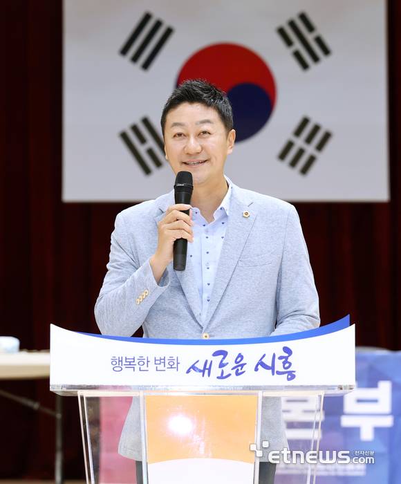 김진경 경기도의회 의장이 12일 시흥어울림국민체육센터에서 열린 '제3회 시흥시 장애인 어울림 배드민턴대회'에 참석해 인사말을 하고 있다.