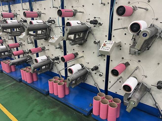 휴비스 전주공장에서 생산 중인 '듀라론-쿨' 냉감 원사. 휴비스제공