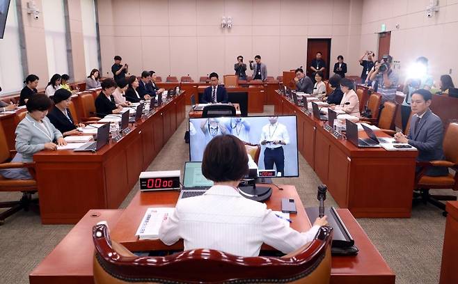 이인선 국회 여성가족위원회 위원장이 지난 4일 서울 여의도 국회에서 열린 여성가족위원회 전체회의에서 국무위원후보자(여성가족부장관 강선우) 인사청문회 실시계획서 안건을 상정하고 있는 모습. 뉴시스