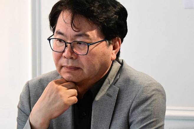 이한주 국정기획위원회 위원장이 13일 서울 종로구 정부서울청사 창성동 별관 인근 카페에서 열린 기자간담회에서 취재진의 질문을 들으며 생각에 잠겨 있다. 뉴스 1