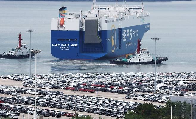 산업연구원은 국내 1500개 제조업체를 상대로 경기실사지수(BSI) 조사를 한 결과 3분기 매출 전망 BSI가 전 분기와 같은 95로 집계됐다고 15일 밝혔다. 지난달 30일 경기도 평택항에 수출용 자동차가 세워져 있는 모습. /사진=연합뉴스