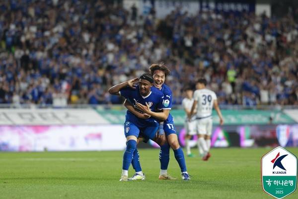 파울리뇨(왼쪽), 이민혁(이상 수원삼성). 한국프로축구연맹 제공
