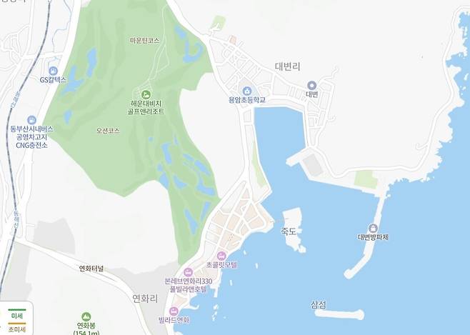 고래가 출몰해 갇혔던 부산 기장군 대변항 해역. 13일 오전 10시 기준 대변방파제 남쪽 해상으로 이동했다.