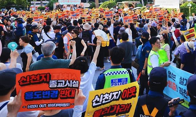 경기 과천시가 신천지예수교 증거장막성전(신천지)과 건축물 용도변경 행정소송 중인 가운데 시민들은 12일 과천중앙공원 일대에서 신천지의 건축물 용도변경을 반대하는 집회를 벌였다. 연합뉴스