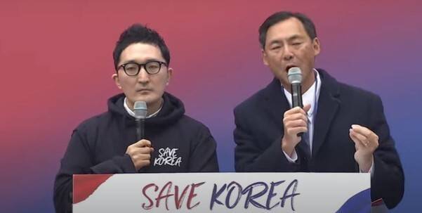 모스 탄(오른쪽) 교수가 지난 3월1일 여의도에서 열린 세이브코리아 국가비상기도회에 참석해 윤석열 전 대통령의 계엄 정당성을 밝히고 있다. 유튜브 갈무리