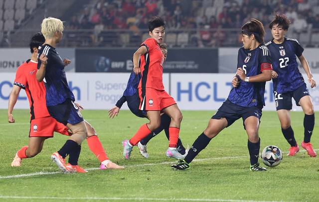 정다빈(맨 왼쪽)이 13일 경기 화성종합경기타운에서 열린 2025년 동아시아축구연맹(EAFF) E-1 챔피언십(동아시안컵) 여자부 일본과의 경기에서 후반 41분 동점골을 넣고 있다. 연합뉴스