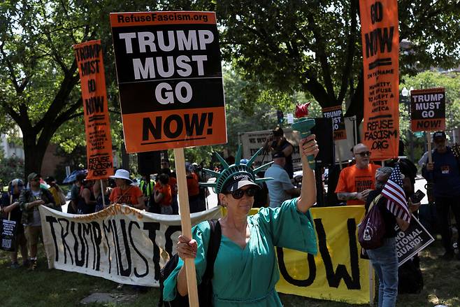 미국 독립기념일 249주년을 맞은 2025년 7월4일 반트럼프 집회에 나선 시민들과 활동가들이 백악관 쪽으로 행진하고 있다. REUTERS 연합뉴스