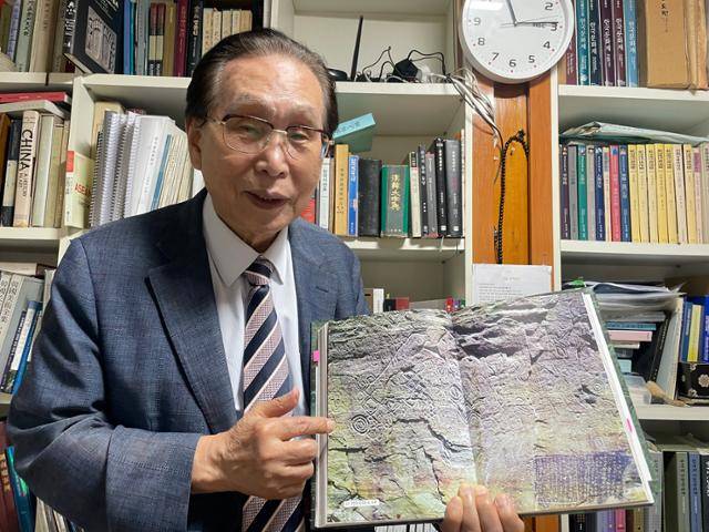 울산 반구천 암각화를 처음 발견한 문명대 한국미술사연구소장이 11일 서울 가회동 연구소에서 자신이 쓴 책을 들고 천전리 암각화를 설명하고 있다.