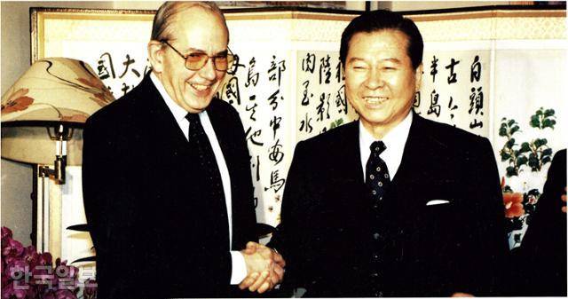 1998년 1월 12일 김대중(오른쪽) 당시 대통령 당선자가 경기 고양시 자택에서 미셸 캉드쉬 국제통화기금(IMF) 총재와 악수하고 있다. 한국일보 자료사진