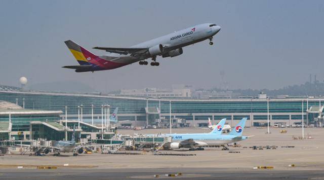 인천국제공항에서 아시아나항공 여객기가 이륙하고 있다. 영종도=하상윤 기자