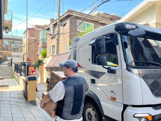 12일 택배기사 신태하씨가 서울 강서구 화곡동 일대에서 택배 상자를 나르고 있다. 권정현 기자