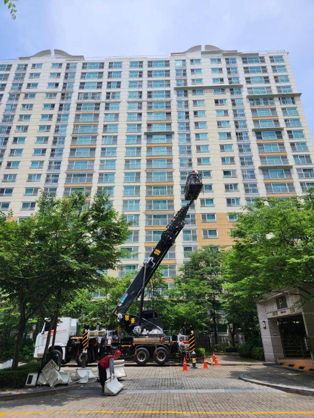 안전사고 예방을 위해 용인의 아파트 외벽에 달린 처마 모양의 장식물을 떼어내는 작업이 진행되고 있다. 권기태 제공