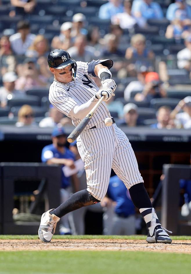 저지가 13일(한국시간) 시카고 컵스전 9회 개인 통산 350홈런을 때려내고 있다. AFP=연합뉴스&nbsp;