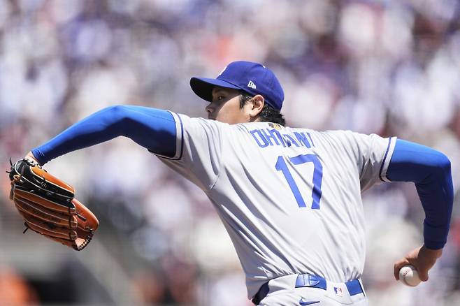 <yonhap photo-1046=""> 13일 오타니의 투구 모습. AP=연합뉴스</yonhap>