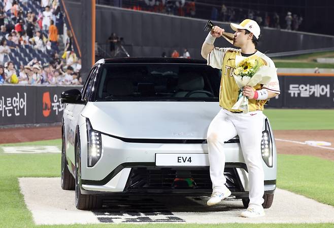 2025 신한 SOL뱅크 KBO 올스타전이 12일 오후 대전 한화생명볼파크에서 열렸다. 나눔팀이 8-6 승리 했다. 경기종료후 시상식에서 나눔팀 LG 박동원이 미스터 올스타를 수상하고 부상으로 받은 승용차 앞에서 포즈를 취하고 있다 대전=정시종 기자 capa@edaily.co.kr /2025.07.12.