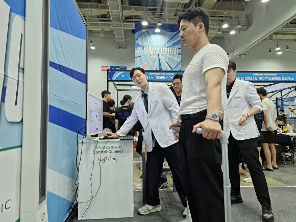12일 부산 벡스코에서 열린 키스포츠페스티벌의 후원사로 참여한 메디클리닉 소속 정종혁 한의사가 3D바디스캐너를 이용한 후원 활동을 하고 있다. [사진=박채오 기자]