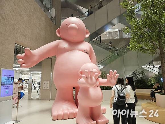1층 중앙에 위치한 미스터 핑크 조형물. 아티스트 필립 캐서린은 공간과 사람을 커넥트해 주는 사랑스러운 매개체로 작품을 구상했다고 한다. [사진=표윤지 기자 ]