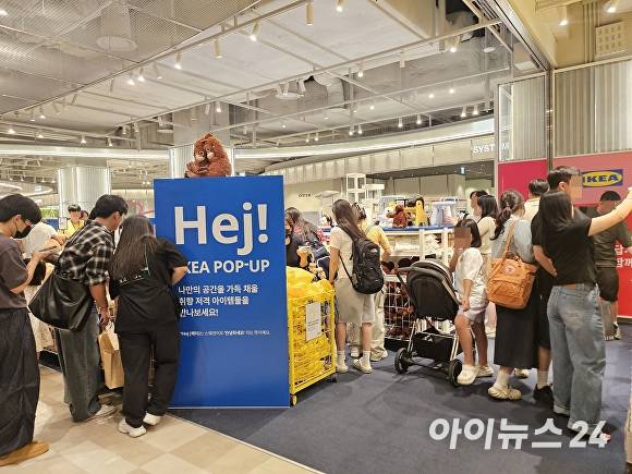 12일 오후 이케아 방문객들이 생활용품을 구경하고 있다. 이케아 입점은 대전에 이어 충청권에서는 두 번째다.  [사진=표윤지 기자]