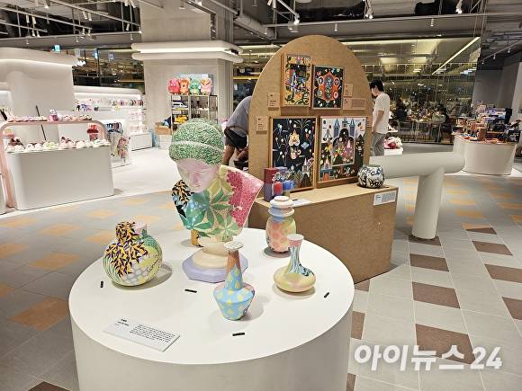 4층 더현대메종에서는 그림, 식기, 자기, 조형물 등 작가들의 작품을 구매할 수 있다.  [사진=표윤지 기자]