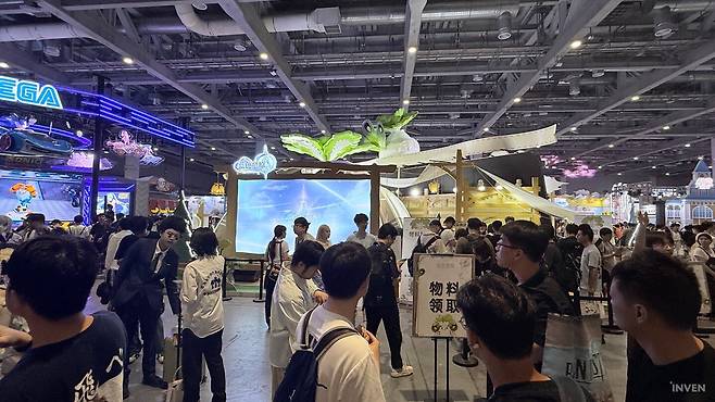 ▲ 들어가자마자 바로 보이는 아주르 프로밀리아 부스