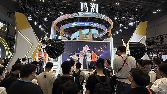 ▲ 정체 이유 2, 명조 부스도 바로 부근이었습니다. 심지어 성우 이벤트까지