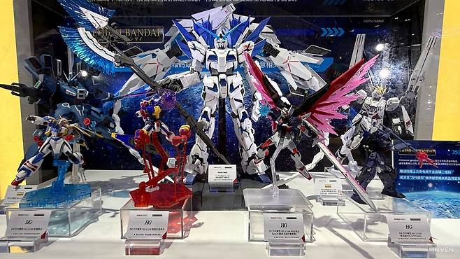 ▲ 건프라 하나만 테마로 사진을 쭉 찍어도 지면을 가득 메울 정도