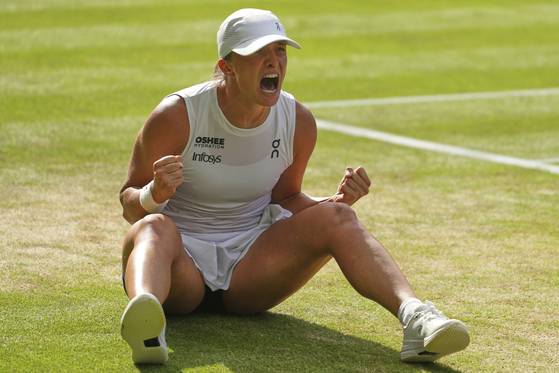 우승 후 잔디에 주저 앉아 포효하는 시비옹테크. AP=연합뉴스