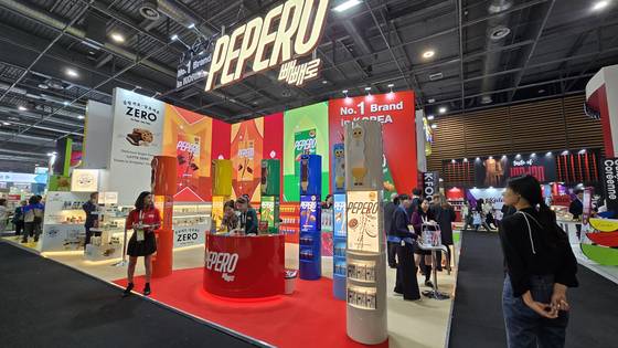 롯데웰푸드의 빼빼로는 해외 진출 핵심 전략 아이템이다. 지난해 롯데웰푸드는 2024 프랑스 파리 식품박람회(시알 파리 2024)에서 빼빼로와 제로슈거 과자를 외국인들에게 소개했다. 사진 이수정 기자