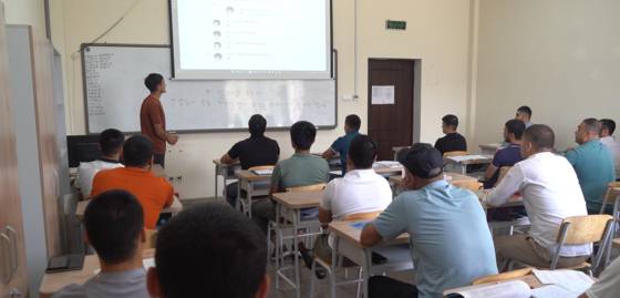 울산시가 국내 최초로 추진한 글로벌 기술 인재 양성사업이 우즈베키스탄에서 첫 성과를 올렸다. 조선업 인력난 해소를 위해 진행한 국제 협력 프로젝트를 통해 97명의 외국인 기능 인력이 '울산행'을 앞두고 있다. 울산시는 지난 7일 우즈베키스탄 페르가나주 글로벌 인력양성센터에서 조선기술 인력 수료식을 개최했다고 13일 밝혔다. 사진은 센터에서 교육 중인 우즈벡 청년들의 모습이다. 사진 울산시