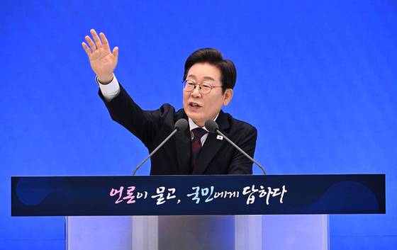 이재명 대통령이 지난 3일 서울 종로구 청와대 영빈관에서 열린 취임 첫 공식 기자회견 '대통령의 30일, 언론이 묻고 국민에게 답하다'에 참석해 기자들의 질문에 답하고 있다. 대통령실사진기자단