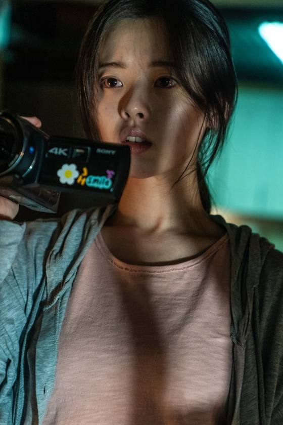 공포영화 '노이즈'의 한 장면. 아파트 층간소음에 시달리던 주희(한수아)가 갑자기 실종되면서 이야기가 시작된다.  사진 바이포엠스튜디오