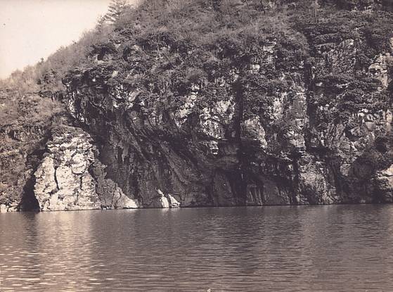 1971년 발견 당시의 반구대 암각화. 당시 크리스마스인 12월 25일에 발견돼 '크리스마스의 선물'로 부른다. [사진 김호석]